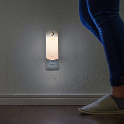 サンワサプライ LEDセンサーライト(壁コンセント用) USB-LED01N